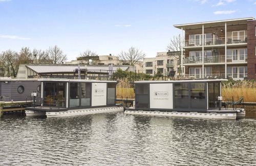 Zeewolde Boat Rental | Tiny houseboat near the restaurants and the center