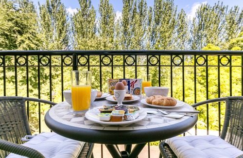 Belfast Apartment | Titanic view luxury apartment Belfast in the leafy castle view area of Belfast