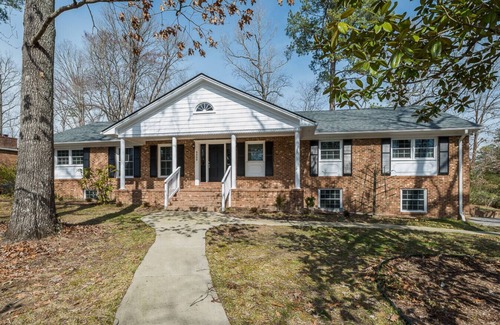 North Garrett Road House | Tobacco Road Retreat Minutes to Football Stadiums