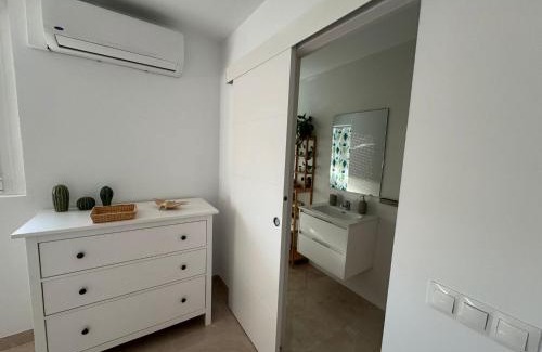 Almeria House | Tokyo Rooms Los Genoveses Habitacion PREMIUM con baño privado