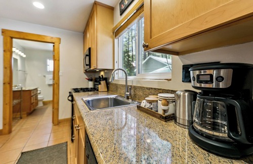 South Lake Tahoe Cabin | Tommy Tee's Forest Cottage: Hot Tub, Close to Lake & Skiing