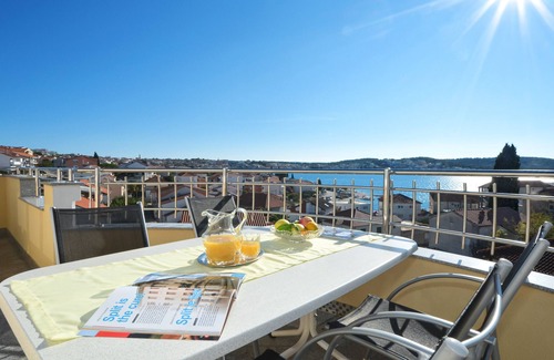 Okrug Gornji Apartment | TOP apartment 5 pers, pool, sea view, luxury, 2 bedrooms + living room