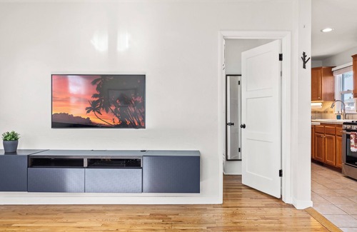 Zaferia Apartment | Top Floor Apt w/Desk Space , 1-BR w/Work Area and Full Kitchen