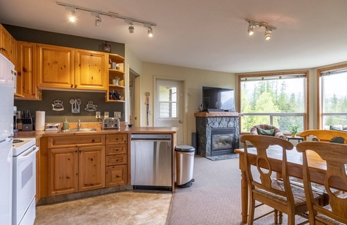 East Kootenay Condo | Top Floor Condo | Incredible Mountain Views | 3 Beds | Walk to Ski Lifts