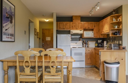 East Kootenay Condo | Top Floor Condo | Incredible Mountain Views | 3 Beds | Walk to Ski Lifts
