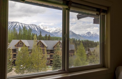 East Kootenay Condo | Top Floor Condo | Incredible Mountain Views | 3 Beds | Walk to Ski Lifts
