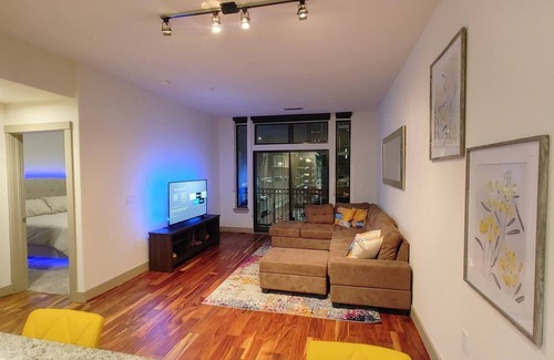 Downtown Houston Apartment | Top Floor Downtown 1x1 Just Feet From Metrorail
