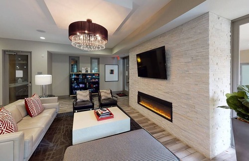 Downtown Houston Apartment | Top Floor Downtown 1x1 Just Feet From Metrorail
