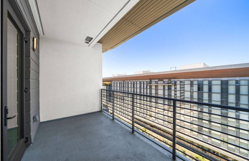Willmore Apartment | Top-Floor Gem/Walk to Attractions
