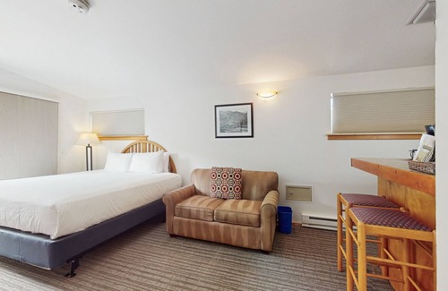 West End Cabin | Top-floor Main Street studio with pool & hot tub - walk to lifts