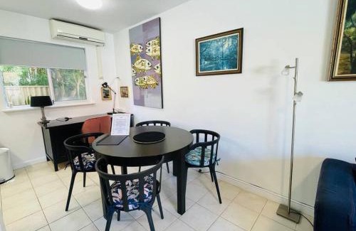 Crawley Apartment | TOP LOCATION CONVENIENT QUIET WIFI NETFLIX WINE