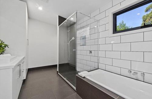 Akaroa House | Top Of The Bay - Best Place To Stay