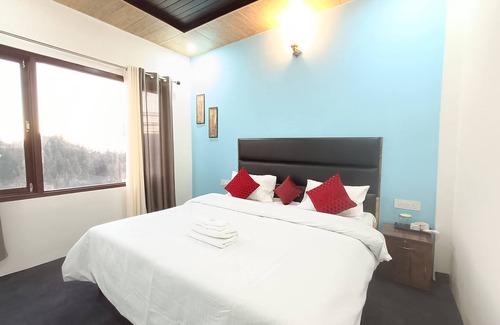 Kanatal Bed & Breakfast | top of the mountain surrounding with nature view and snow caped mountains view f