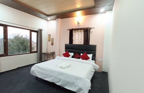 Kanatal Bed & Breakfast | top of the mountain surrounding with nature view and snow caped mountains view f