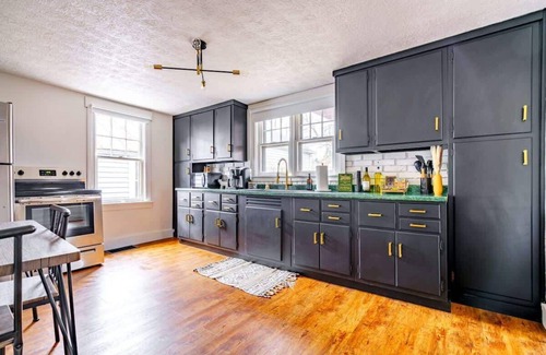 Chillicothe House | Top Rated - CLEAN - PRIME Location - Parking Free