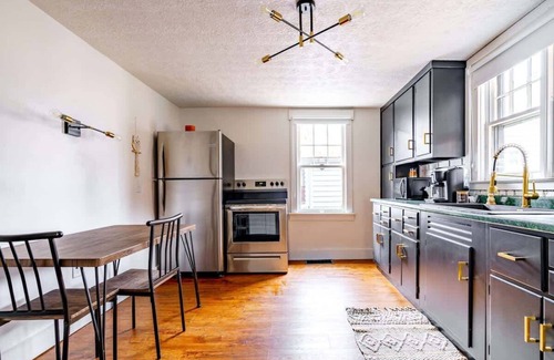 Chillicothe House | Top Rated - CLEAN - PRIME Location - Parking Free