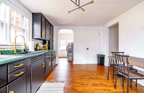 Chillicothe House | Top Rated - CLEAN - PRIME Location - Parking Free