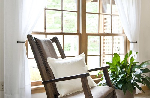 Woodstock Cottage | TOP-RATED! Pristine style+romantic luxury+firepit+walk to town=Brook Cottage Too