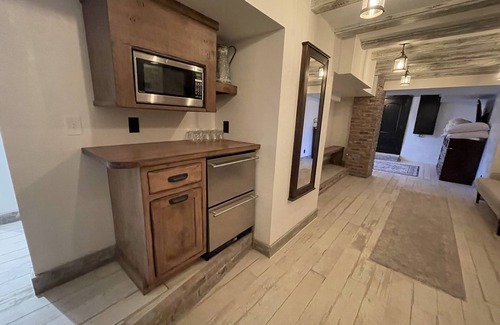 Dundee-Happy Hollow Historic District House | TOP ZOO Host for over 10 years! Clean and Cozy-amazing beds.