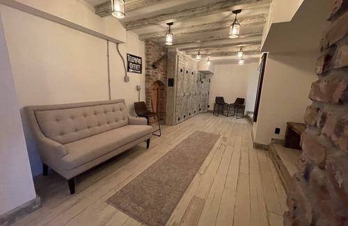 Dundee-Happy Hollow Historic District House | TOP ZOO Host for over 10 years! Clean and Cozy-amazing beds.