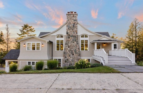 Alden House | TORCH LAKE EXECUTIVE LODGE