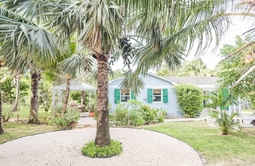 Dunmore Town House | Touchstone's House on Beachside - Tropical 1 Acre Property.