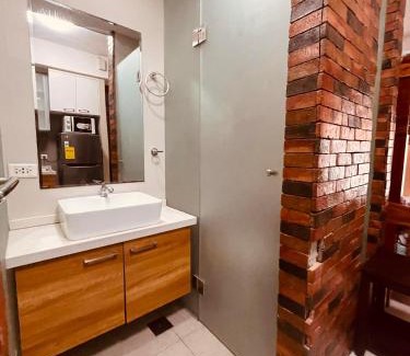 Barangka Ilaya Apartment | Tower2 212 Studio Sunshine100 QeenBed PoolWifi