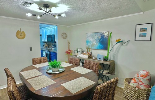 College Park House | Townhome w Big Balcony and Workspace - Perfect for Work and Student Travelers