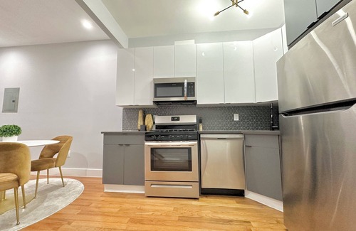 Mott Haven House | Townhouse Castle minutes to the center of NYC + Parking + Laundry + Fast WiFi