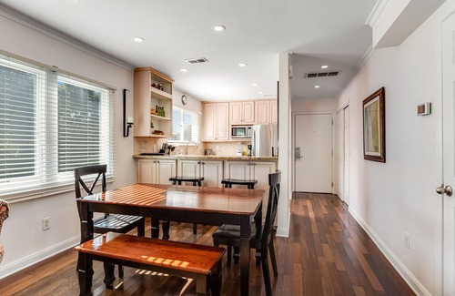 Isle of Palms Villa | Townhouse-style villa with screened porch & pool access - short walk to beach