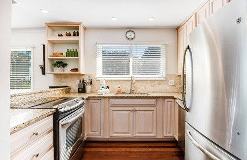 Isle of Palms Villa | Townhouse-style villa with screened porch & pool access - short walk to beach