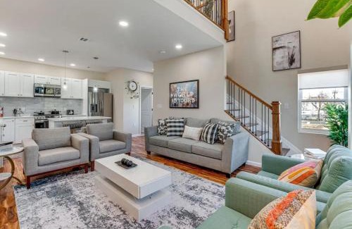 Newark House | Townhouse - Urban Living with Rooftop Deck!