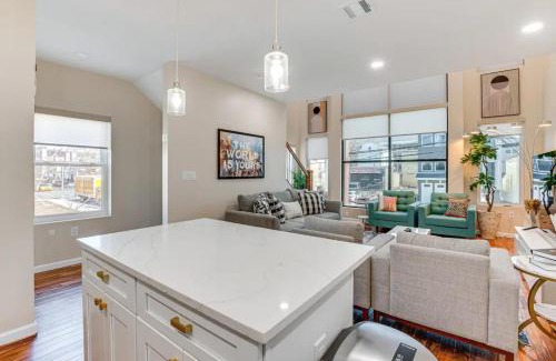 Newark House | Townhouse - Urban Living with Rooftop Deck!