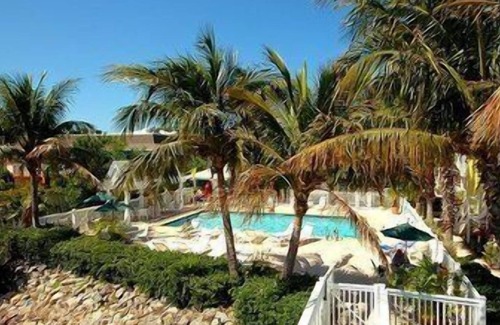 Bradenton Beach Hotel | Tradewinds 1 Bedroom South Cottage. Pet Friendly.