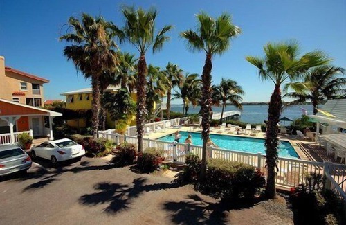 Bradenton Beach Hotel | Tradewinds 1 Bedroom South Cottage. Pet Friendly.