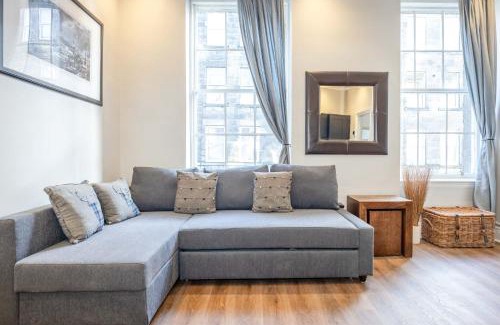 Leith Apartment | TRADITIONAL 3 BEDROOM QUIET DUPLEX FLAT BY HIGH ST, TRAMS and BUSES - JUST 1-5 MILES TO CENTRE