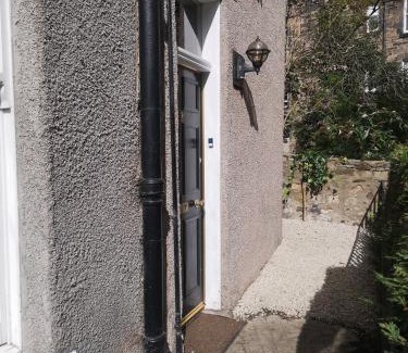 Leith Apartment | TRADITIONAL 3 BEDROOM QUIET DUPLEX FLAT BY HIGH ST, TRAMS and BUSES - JUST 1-5 MILES TO CENTRE