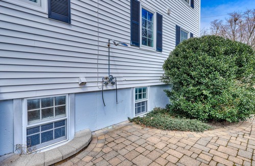 Rye House | Traditional home walkable to the beach with seasonal private pool - dog-friendly