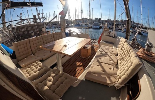 Gruissan Boat Rental | Traditional sailboat, comfortable and quiet