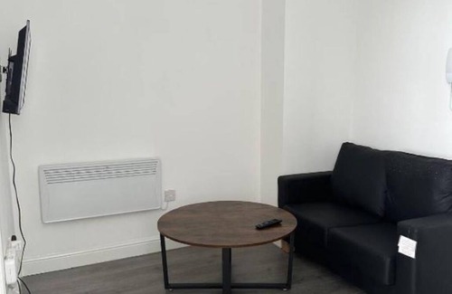 Scunthorpe Apartment | Train Station Aparthotel - Free Wifi, Free Parking Deluxe Double Studio