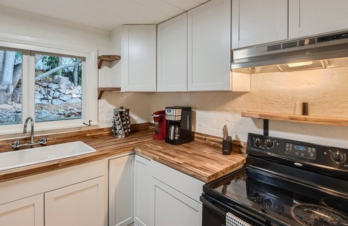 Vista Cottage | Tranquil 2 Bedroom 1 Bath Cottage Nestled in the Trees - Fenced Oversized Patio