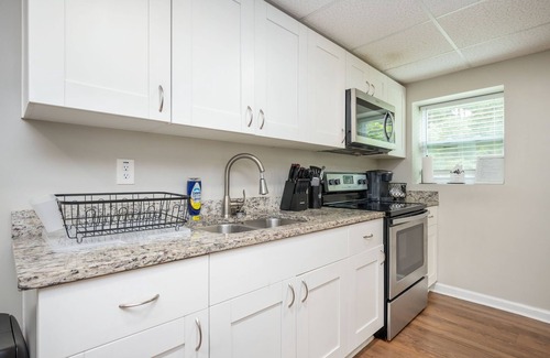 Church Street Apartment | Tranquil 2bd Oasis 10 Min to Airport & Downtown