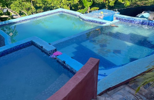 Saint Andrew Apartment | Tranquil 3-bedroom apartment with WiFi in Kingston