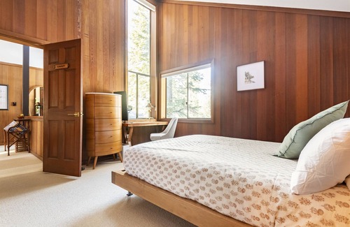 Alpine Meadows Cabin | Tranquil 60s cabin, 4min to skiing, free shuttle