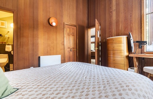 Alpine Meadows Cabin | Tranquil 60s cabin, 4min to skiing, free shuttle