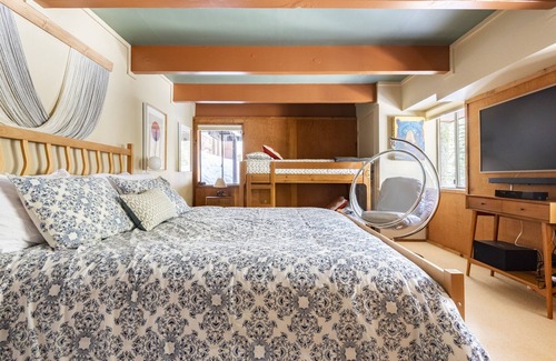 Alpine Meadows Cabin | Tranquil 60s cabin, 4min to skiing, free shuttle