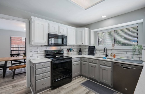 Flower Mound House | Tranquil Home with Pool sleeps 8