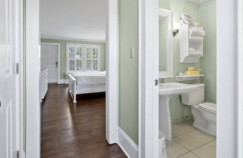 Historic Downtown Manteo Apartment | Tranquil House Inn - Downtown Waterfront Manteo - 1 King Premium Room 20