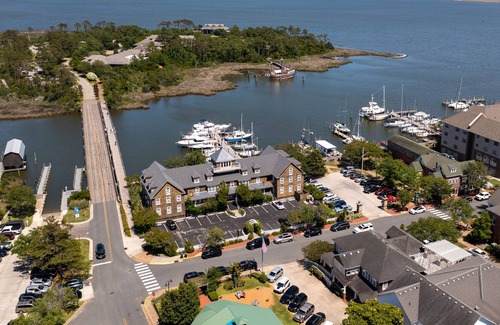 Historic Downtown Manteo Apartment | Tranquil House Inn - Downtown Waterfront Manteo - 2 Queens Large Premium Rm 34