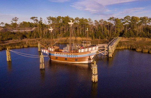 Historic Downtown Manteo House | Tranquil House Inn - Standard King Room